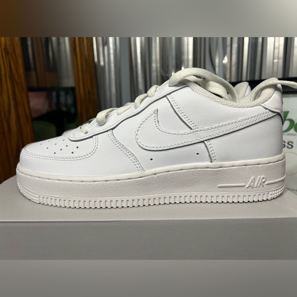 Nike Air Force 1 Triple White GS - Picture 2 of 8